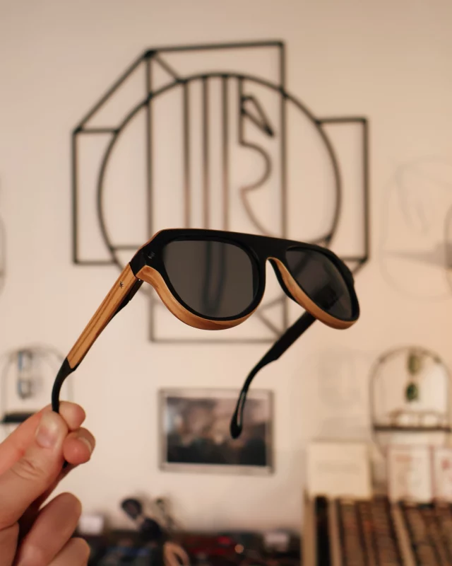 🪵✨🪶De belles lunettes de soleil en bois bruts :

🇫🇷 Verres progressifs polarisants et antireflets, à champs de vision extra large, fabriqués à 30 min de l’appartement.

😎 Chêne Morta (-2000 avt J-C), feuille de bois d’Olivier, corne de buffle et un poids plume. Le tout réalisé entièrement à la main dans les Deux-Sèvres. 

#lunere #opticienindependant #opticienaudacieux #opticienreims #reims