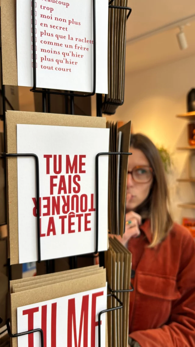 ✨Livraison spéciale✨

Après des jours d’impatience, ma voisine (la Queen de la rue Voltaire) découvre enfin sa nouvelle paire de lunettes… Et son sourire en dit long ! 😍

C’est toujours un plaisir de pouvoir allier, vie professionnelle et bons moments personnels.

#lunere #opticienindependant #reims #panopliefamilystore